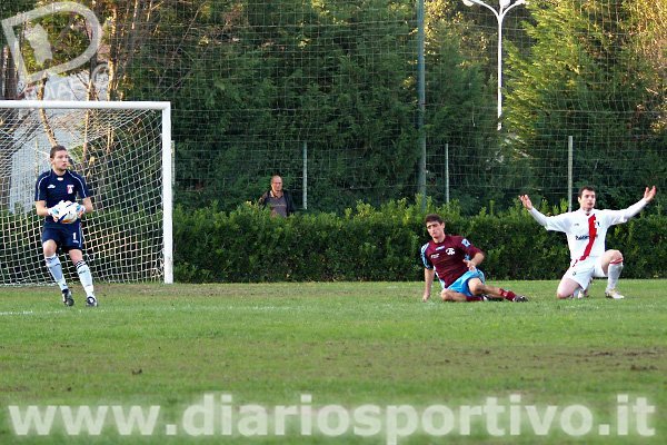 Serventi trattiene il pallone, Tomasi a terra non ci sta